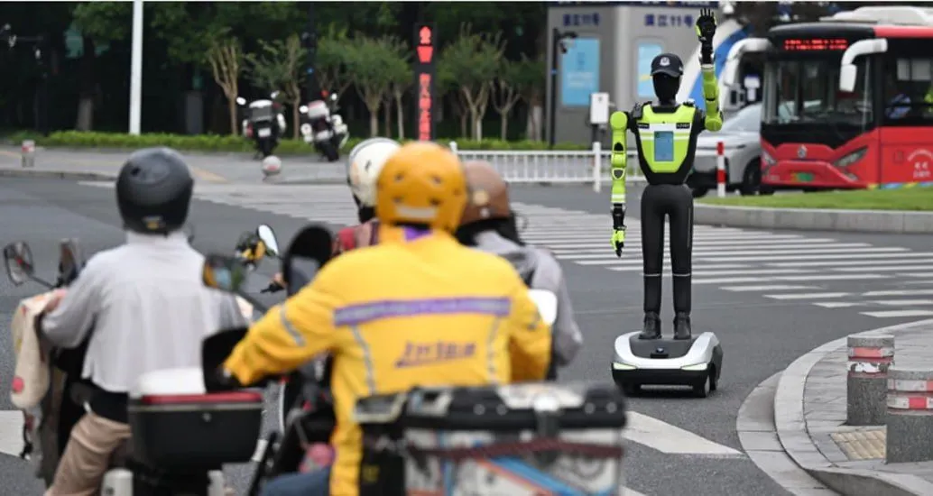 Çin’de Robot Trafik Polisi Dönemi Başladı: Yapay Zekâ Kavşaklarda Göreve Çıktı